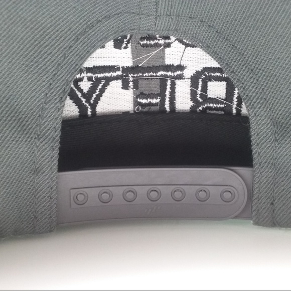 MONEY OBEYS Gray & Black Snapback Hat 3D Flat Bill - Picture 5 of 5